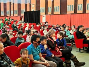 В День родного языка и письменности ТЮЗ представил по школьной программе спектакль «Старушка Бэйбэрикээн с пятью коровами»