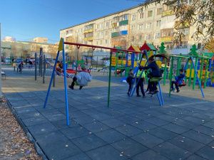 В Якутске продолжается благоустройство дворовых территорий