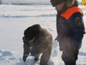 На реке Лене сотрудники МЧС проверили толщину льда