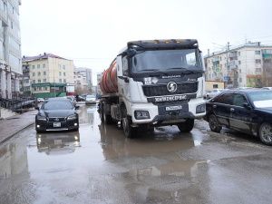 Владислав Слепцов проверил работы по откачке в округах Якутска