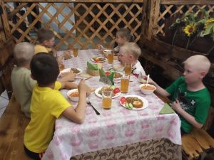 На базе Культурного центра АО «АК «ЖДЯ» работает летняя детская площадка