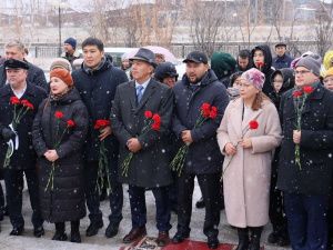 В День учителя в Якутске возложили цветы к памятнику Михаилу Алексееву