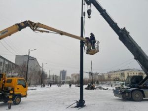 Продолжаются работы по установке столбов освещения на проспекте Ленина