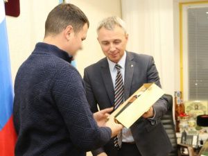 В Удачном военнослужащим, приехавшим в отпуск, вручили якутские ножи