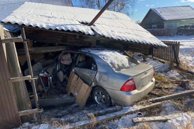 В селе Сунтар в Якутии водитель врезался в баню частного дома