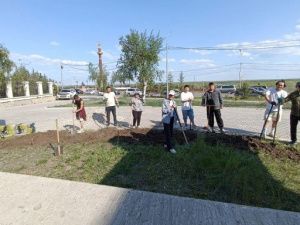 У мемориала «Вечный огонь» в Якутске высадили цветы и кустарники