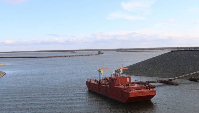 В районе водозабора у Якутска ведутся дноуглубительные работы