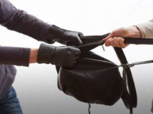 В Нерюнгри мужчина вырвал у женщины сумки, которые помог донести до дома