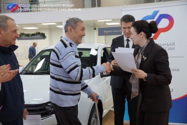Соцфонд по Якутии вручил ключи от новых автомобилей пострадавшим на производстве якутянам