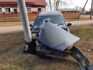 Обмыли тачку: В Якутии пьяный водитель врезался в столб