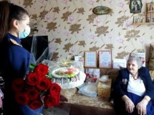 В день 90-летнего юбилея офицеры Следственного комитета навестили ветерана тыла Аллу Ивановну Попову