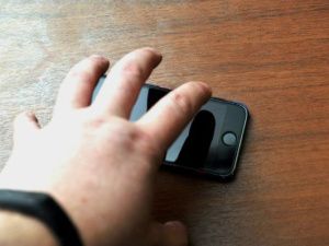 У женщины в поликлинике украли телефон стоимостью 90 тысяч рублей