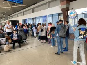 «Сгорели путевки на 150 тысяч рублей». В аэропорту Якутска задержаны десятки рейсов авиакомпании «Якутия»