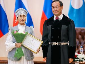 Айсен Николаев вручил стипендии олонхосутам, запевалам осуохая, кузнецам и народным мастерам Якутии