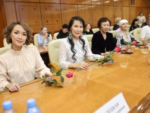 Айсен Николаев вручил государственные награды матерям Якутии