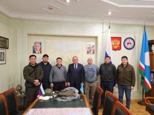 Снаряжение погибшего на поле боя Героя России Дмитрия Егорова передали главе Сунтарского района
