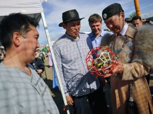 Глава Якутии Айсен Николаев посетил республиканскую выставку «Саха инновации: Креативная Якутия»