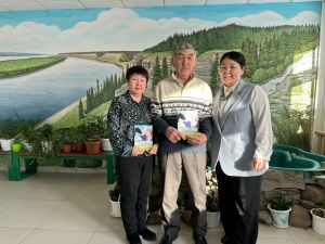 Школьники выпустили книгу о работниках сельского хозяйства села Улахан-Ан