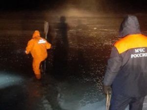 Под Якутском четверо рыбаков застряли на протеке реки Лены