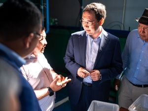 Айсен Николаев проверил работу водозабора в Верхневилюйске