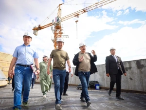 Глава Якутии совершил выездную проверку в строящемся Арктическом центре эпоса и искусств