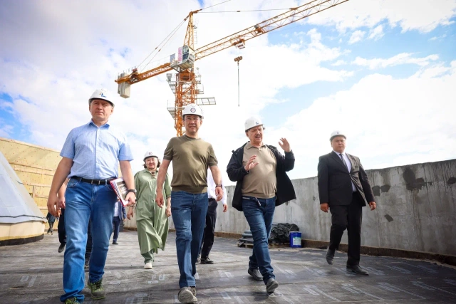 Глава Якутии совершил выездную проверку в строящемся Арктическом центре эпоса и искусств