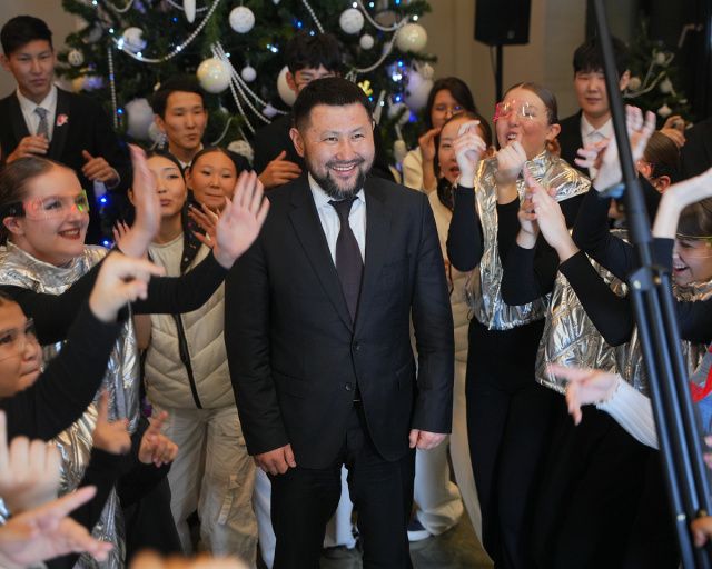 Евгений Григорьев вручил стипендии 100 лучшим школьникам на Елке главы Якутска