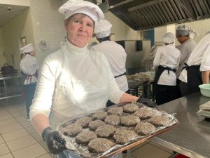 Студенты АГАТУ приготовили рыбные котлеты для участников СВО