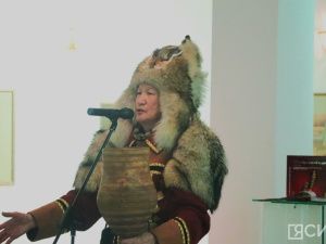 В Якутске презентовали альбом-каталог об изделиях из дерева и бересты