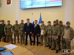 В Якутии прибывшим из зоны СВО военнослужащим традиционно вручили якутские ножи