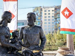 В честь Дня города Якутска к памятнику Семену Дежневу и Абакаяде возложили цветы