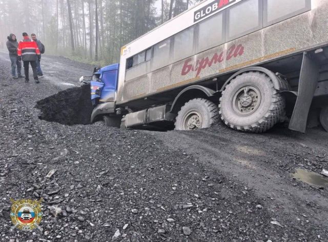 Смертельное ДТП в Якутии: водитель КАМАЗа погиб из-за размытой трассы