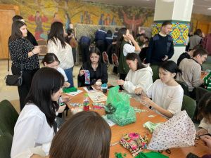 Школьники и студенты Якутска изготовили маскировочные сети и обереги для казаков — участников СВО