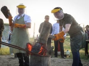 Нюрбинские кузнецы показали старинный способ получения железа Сата