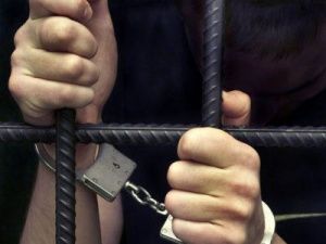 В Алданском районе у мужчины похитили деньги из холодильника