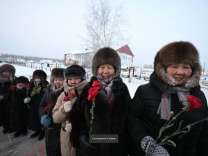 Айсен Николаев возложил цветы к памятнику Герою Советского Союза Федору Попову