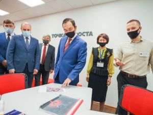 В общеобразовательной школе Айхала установлена памятная доска основателю посёлка