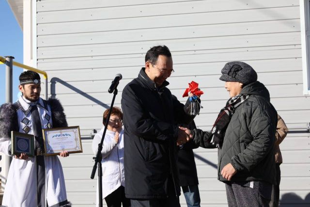 Семье из села Бясь-Кюель вручили ключи от первого построенного дома