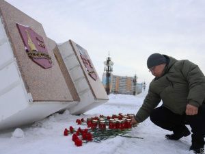 Стихийный мемориал открылся в Якутске после теракта в Подмосковье