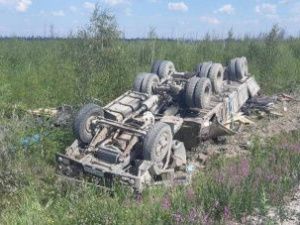 На дороге «Вилюй» перевернулся КамАЗ с полуприцепом. Водитель погиб на месте