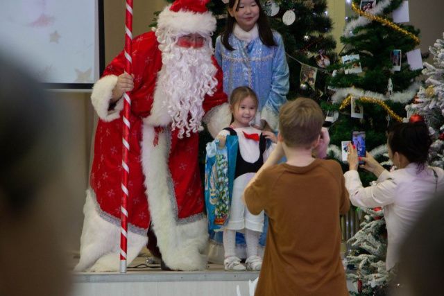 Волонтёрское движение «Цунами добра» провело новогоднее торжество для детей в Якутске
