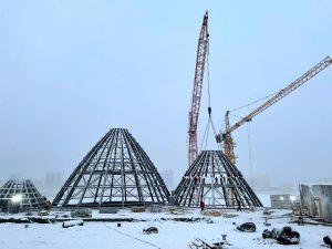 На крыше Арктического центра в Якутске завершили монтаж металлических куполов