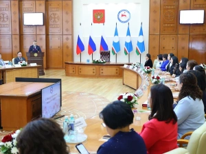 В Якутии многодетным матерям вручили государственные награды