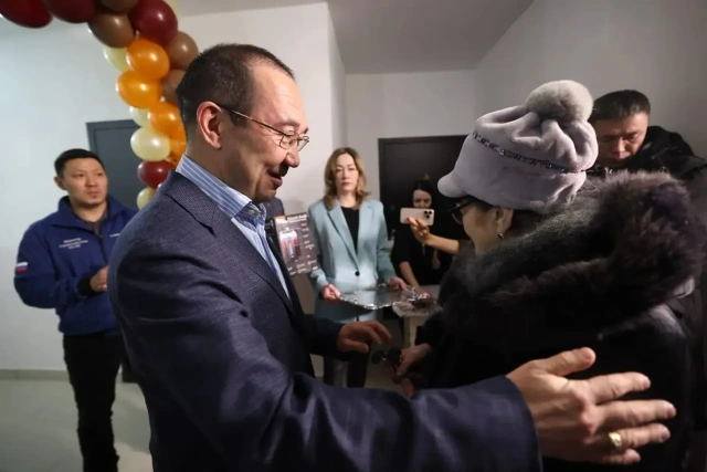 Айсен Николаев вручил ключи от новых квартир переселенцам из аварийного жилья в Алданском районе