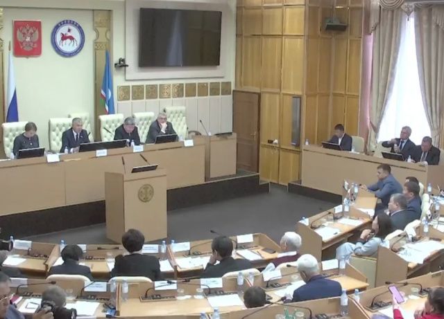 В Ил Тумэне проходят слушания по проекту изменений в Конституцию Якутии