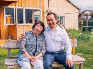 Ил Дархан ийэтин кытта кэпсэтэн баран…