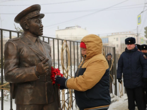 В Якутске открыли памятник участковому полицейскому