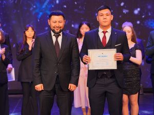 Евгений Григорьев вручил стипендии 100 лучшим школьникам на Елке главы Якутска