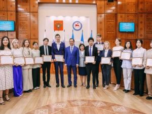 Айсен Николаев поздравил с выпускников, сдавших ЕГЭ на 100 баллов, и их педагогов