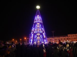 Праздничное шествие автоколонны состоялось впервые на зажжении новогодней ёлки Якутска